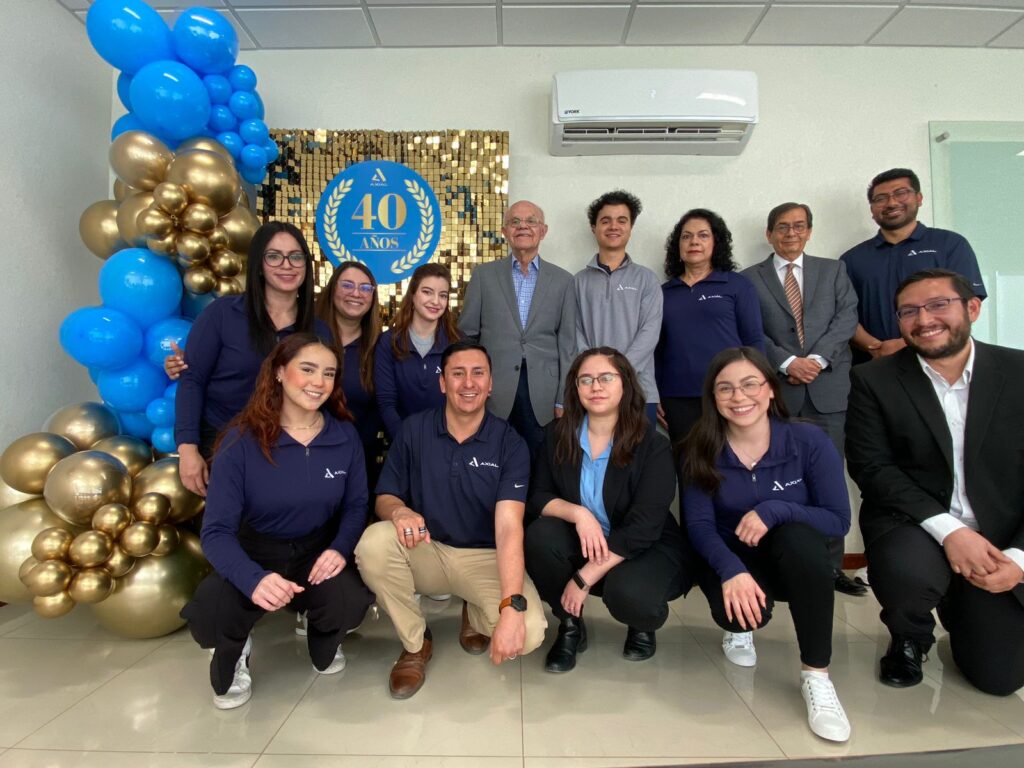 Una foto del equipo de axial grupo celebrando su 40 aniversario.